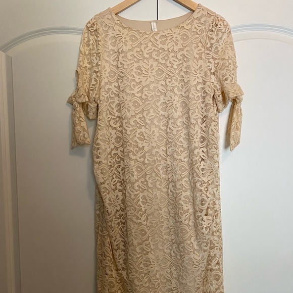 Elegant lace maternity dress